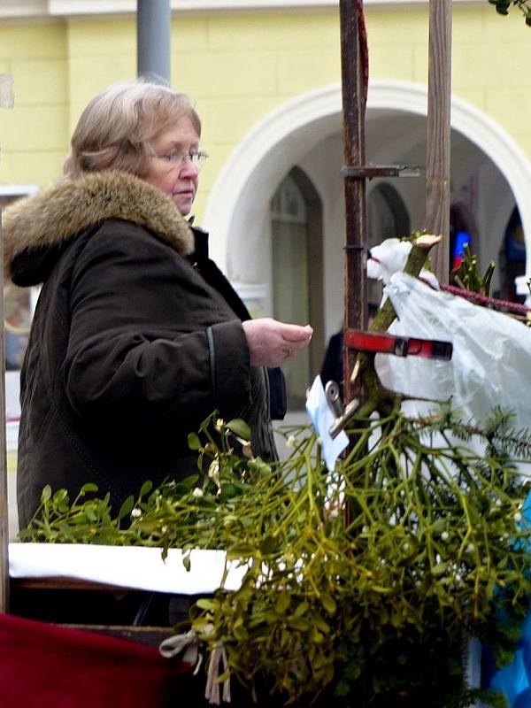 V Domažlicích dnes začaly Vánoční trhy a konaly se současně s tradičními středečními.