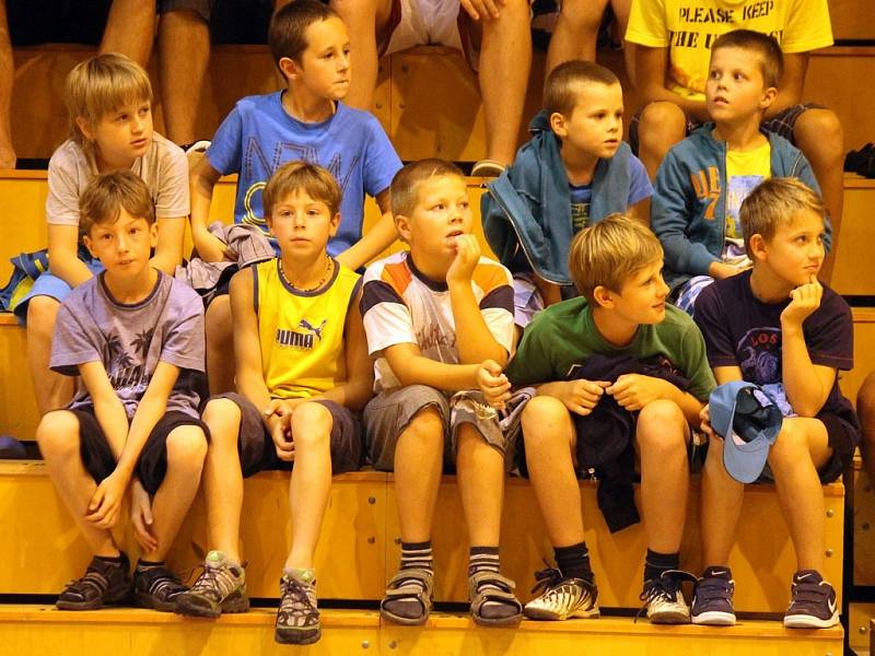 Z přátelského utkání basketbalistů Jiskry Domažlice a výběru amerických univerzit.