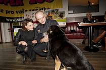Německý ovčák Romer se svým psovodem Františkem Kohoutem a herečkou Janou Strykovou při vyhlášení ankety.