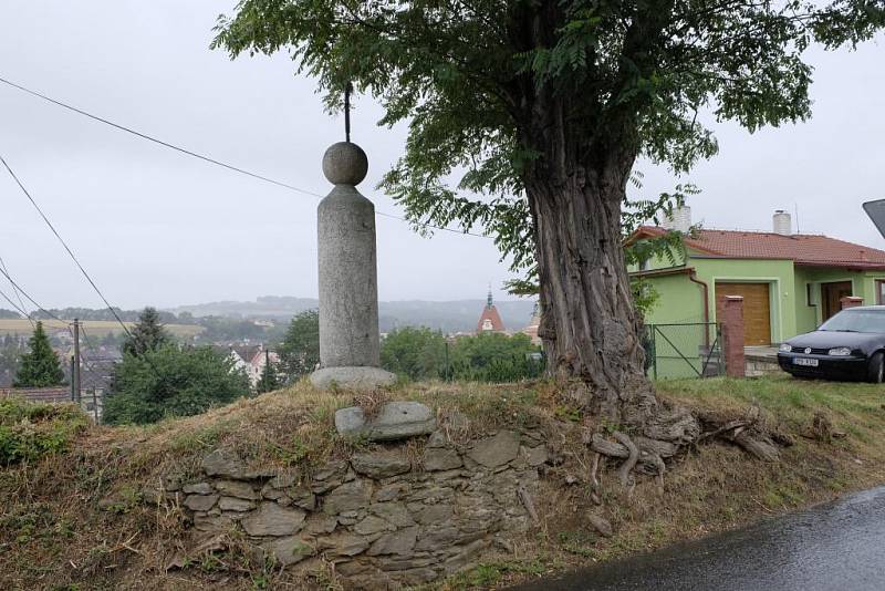 Záběr pochází z křižovatky ulic Jindřichova a Šumavská. Louka zmizela, nahradilo ji sídliště. Křížek a jeden ze dvou stromů dosud stojí, výhledu překáží dům.