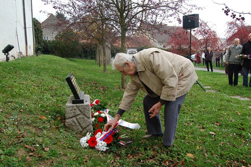 Ze setkání ke Dni boje za svobodu a demokraci u pamětní desky třetímu odboji v zahradě Chodského hradu.