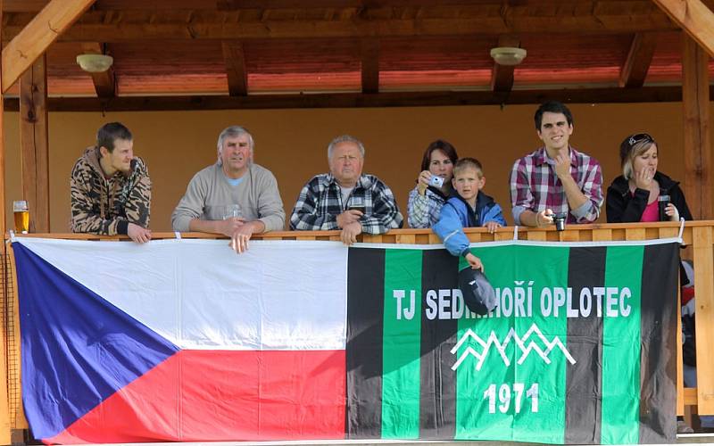 NA HLOHOVOU  DUKLOU! Fotbalisté TJ Sedmihoří Oplotec uspěli v projektu Kopeme za fotbal a vyhráli trénink vedený prvoligovými trenéry. Ve čtvrtek v podvečer se tak tým fotbalistů z Oplotce a okolí připravoval na dnešní šlágr IV. třídy okresního přeboru s 