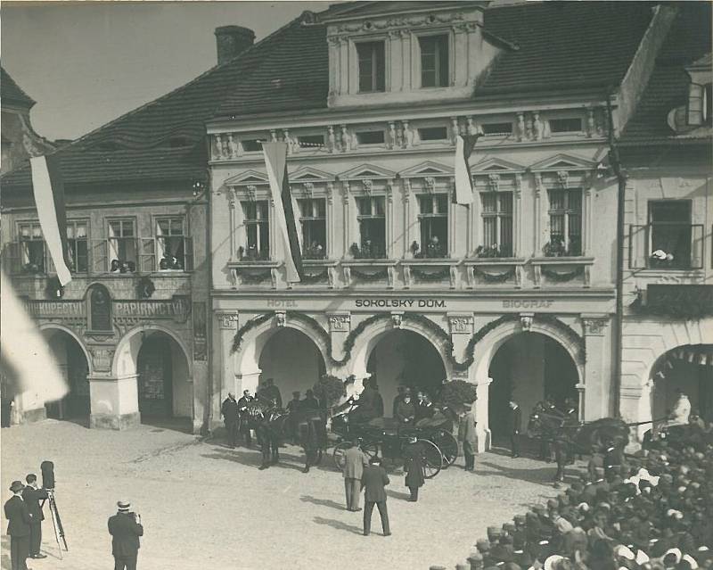 T. G. Masaryk strávil dva dny v Domažlicích. Navštívil vojenskou přehlídku a víme, jak spal a co jedl.