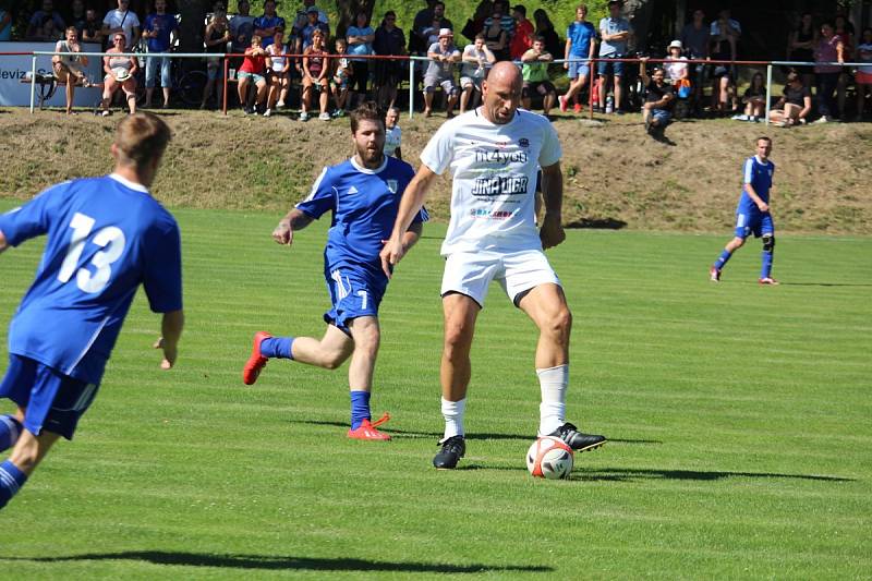 Přátelský zápas na oslavu 55 let herce Ivana Trojana v Krchlebech: šKrchlebský samet - Real Top Praha 6:10.