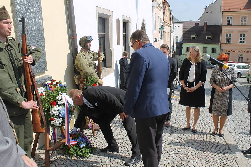 K 73. výročí konce druhé světové války dorazila vojenská technika, hrála dobová hudba a starosta s váženými hosty, např. zástupkyní americké ambasády, položili věnce