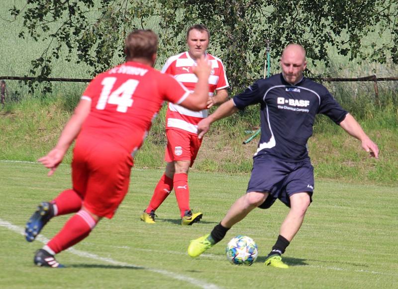 Slavoj Koloveč A (v modrém) - FC Švihov (v červeném) 5:1.