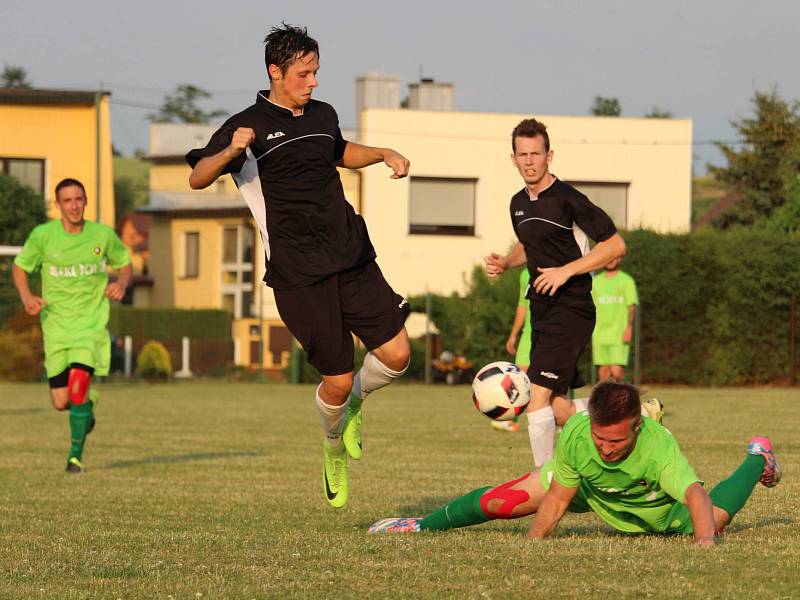 Úvodní zápas baráže mezi fotbalisty Meclova a Košutky.