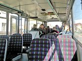 Afghánské migranty odvezl přistavený autobus z poběžovické policejní služebny do Plzně.