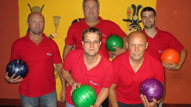 Na čtvrté příčce tabulky Kdyňské bowlingové ligy se drží Kdynium. Zleva Miroslav Pálka, Stanislav Šustek, Karel Kuželík, Zbyněk Krásnický a  Michal Suchý.