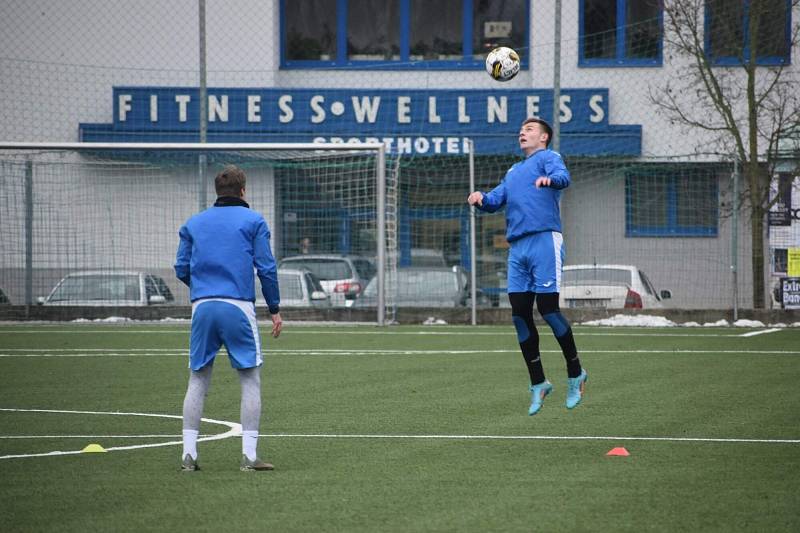 Fotbalisté třetiligových Domažlic během soustředění v areálu Jiskry.