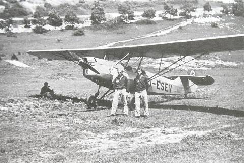 Dvoumístný cvičný Albartos Al 101 byl vyroben pouze v 71 kuse. Konstrukčně se jednalo o tzv. vzpěrový hornoplošník, proto si u německých letců vysloužil přezdívku „Regenschirm“ (deštník). Na ilustračním snímku je stroj ještě s civilním označením D-ESEV.