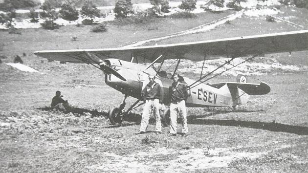 Dvoumístný cvičný Albartos Al 101 byl vyroben pouze v 71 kuse. Konstrukčně se jednalo o tzv. vzpěrový hornoplošník, proto si u německých letců vysloužil přezdívku „Regenschirm“ (deštník). Na ilustračním snímku je stroj ještě s civilním označením D-ESEV.