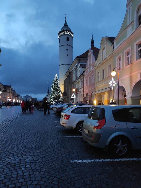 Rozsvícení vánočního stromku na náměstí Míru se uskutečnilo v sobotu před 17. hodinou.