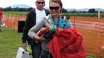 Model air show Drápalík. A parašutista po zdárném seskoku musel domů.