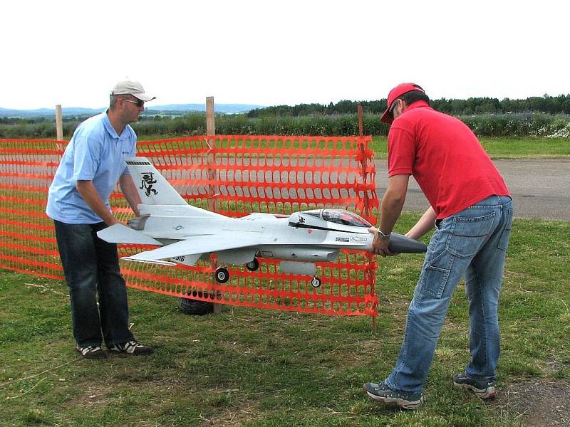 Model air show Drápalík. Model stíhačky má zvuk velice podobný skutečné, používá stejné palivo a byla okrasou air show.