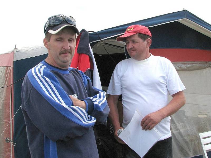 Model air show Drápalík. Těžko říci, co pořadatelům v této ´zasněné´ chvilce běželo hlavou.