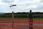 Model air show Drápalík. Takhle lítá se svým modelem Pavel Zíka z Mariánských Lázní. Obrovský trup éra vozí zásadně na střeše svého auta.