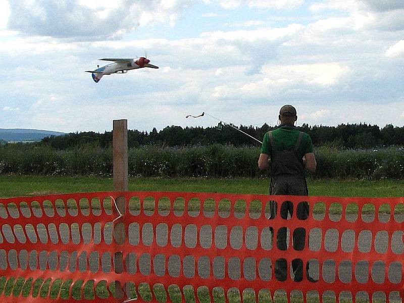 Model air show Drápalík. Takhle lítá se svým modelem Pavel Zíka z Mariánských Lázní. Obrovský trup éra vozí zásadně na střeše svého auta.