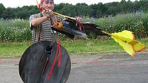 Model air show Drápalík. Josef Pelnář si z toho nic nedělal. Příští rok přijede na show s vylepšenou verzí.