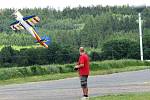 Model air show Drápalík. Takto to prý vypadá, když modelář nemá prostorné letiště a musí se vejít na malý plácek.