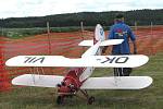 Model air show Drápalík. Miloš Petrbok z LMK Mýto táhne na start svoji Avii.