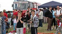 Model air show Drápalík. Některé výkony letců budily zasloužený obdiv, někdy i úžas diváků nad tím, co lze s modely provádět.