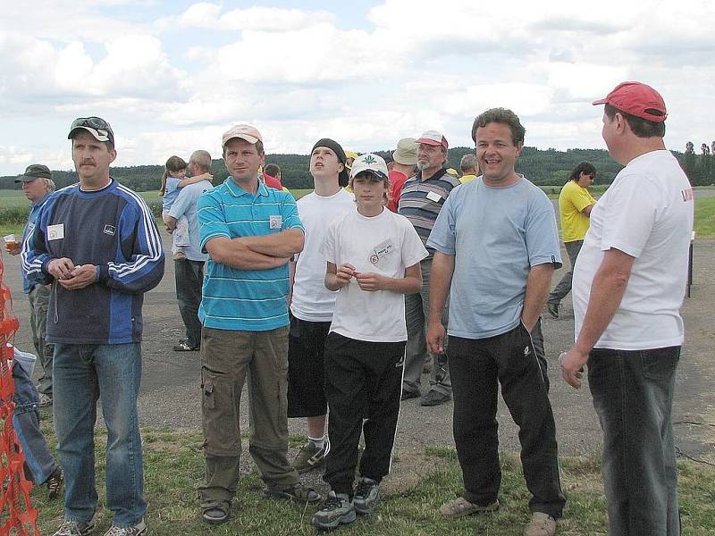 Model air show Drápalík. Pořadatelé z LMK Drápalík Nové Dvory mohli být spokojeni. Tolik ér ani diváků nečekali.