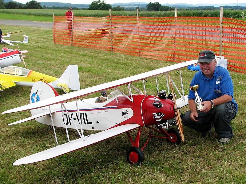 Model air show Drápalík. V divácké soutěži získal nejvíce hlasů model historické Avie Miloše Petrboka.