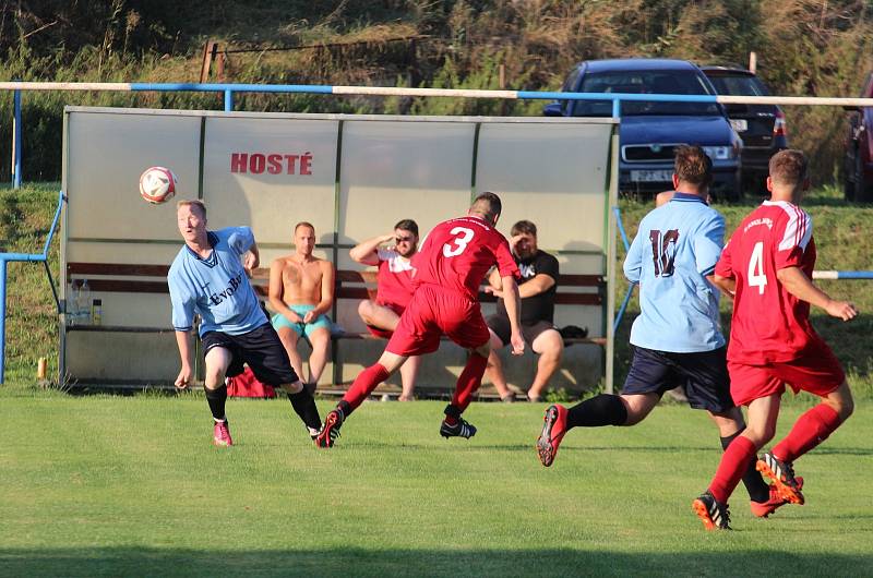 FK Holýšov B (v modrém) - Sokol Osvračín (v červeném) 2:2, na penalty 2:4.