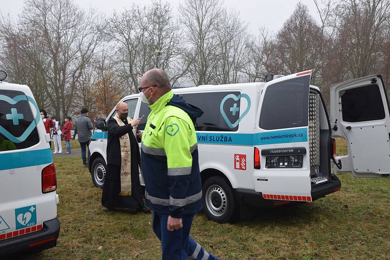 Nové sanitky domažlické nemocnice dostaly požehnání