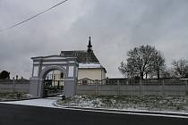 Opravená hřbitovní zeď a brána.
