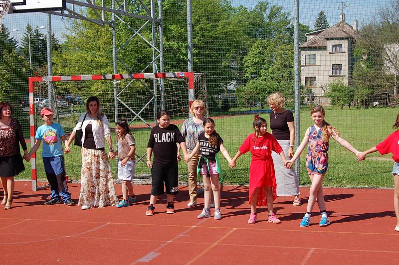 Patnáctileté výročí partnerské spolupráce oslavili ZŠ praktická Domažlice a Schule am Regenbogen Cham záslužnou charitativní akcí.