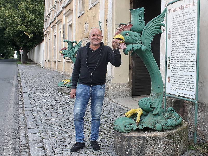 Zámek v Trhanově pocházející z druhé poloviny 17. století vlastní obec. Ta opakovaně žádá o dotace, aby ho mohla kulturní památku kompletně opravit. Na snímku je starosta Trhanova Václav Dufek.