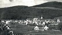 Pohled na Trhanov ze skály z Chodova. V popředí Jánské údolí a tzv. Sirkovna. Fotografie byla pořízena za války. Foto: archiv Z. Sládkové