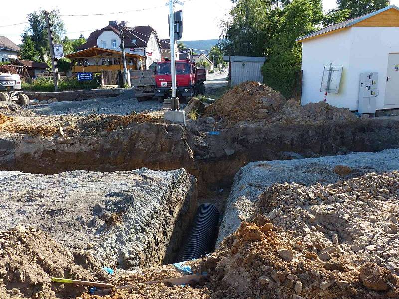 PŘEJEZD V KLENČÍ O VÍKENDU. Téměř se nechtělo věřit, že po něm v úterý odpoledne zase pojedou vlaky. 