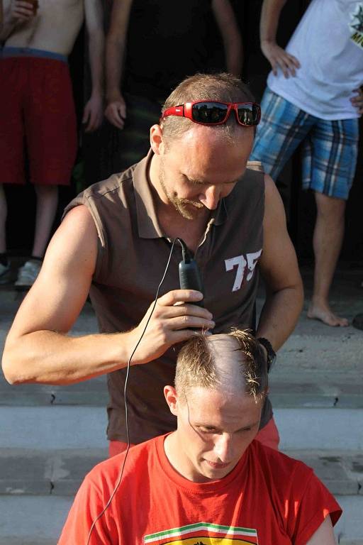 Postupové oslavy na hřišti vítěze okresního přeboru, TJ Start Bělá nad Radbuzou.