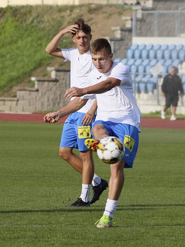 6. kolo FORTUNA ČFL A: TJ Jiskra Domažlice (na snímku fotbalisté v bílých dresech) - FC Slavia Karlovy Vary 2:2 (2:1).