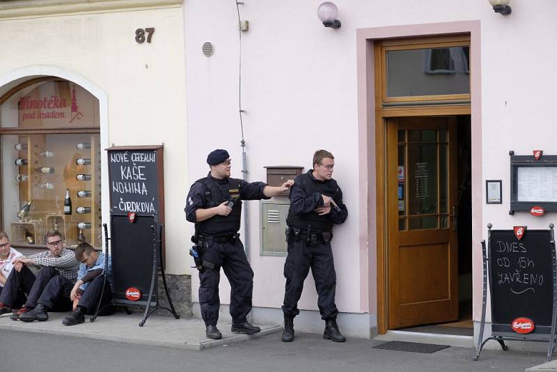 Cvičný policejní zásah v restauraci Zubřina.