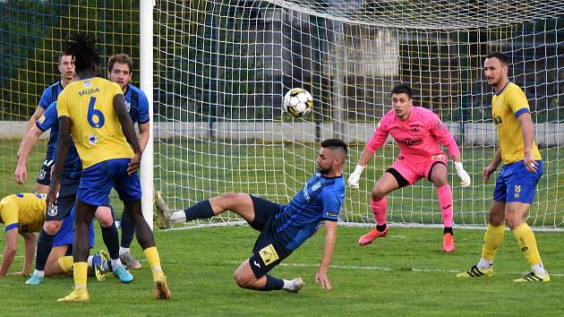 FORTUNA ČFL, skupina A, 25. kolo: FC Písek - TJ Jiskra Domažlice (na snímku fotbalisté v modrých dresech) 3:3 (1:1).