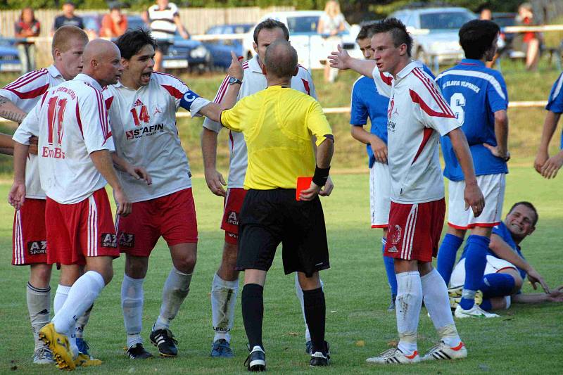 Z utkání fotbalistů FK Holýšov A s SK Slavia Vejprnice.