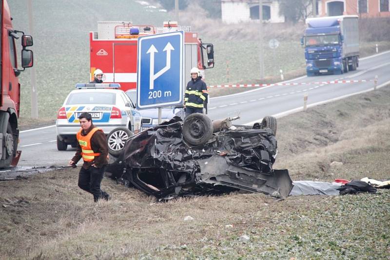 Nehoda osobního auta a kamionu u Holýšova.