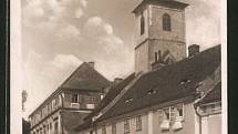 Často se na pohlednicích nebo fotografiích objevuje trhanovský zámek. Nechybějí ani snímky mapující proměnu obce.