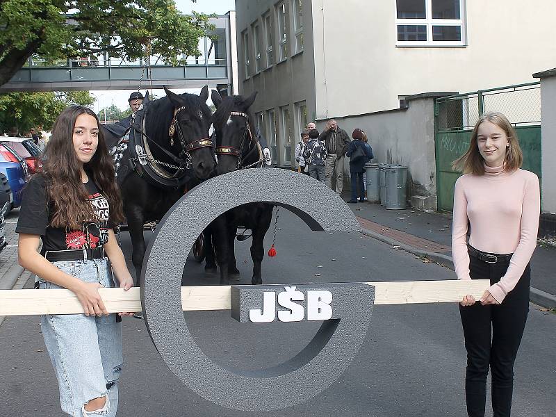 Sobotní průvod, který byl vrcholem oslav domažlického gymnázia, směřoval od budovy školy do centra a skončil u Chodského hradu. Zúčastnily se ho stovky lidí.