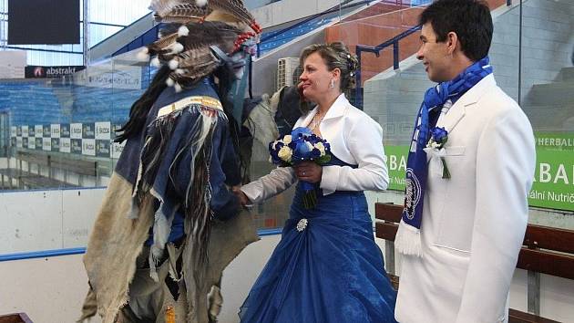 Maskot plzeňských Indiánů gratuluje novomanželům.