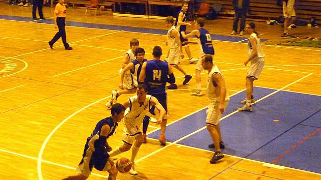 JEDNU VÝHRU A JEDNU PORÁŽKU si na své konto připsali druholigoví basketbalisté Jiskry v dvojzápase se Slovanem M. Lázně. 