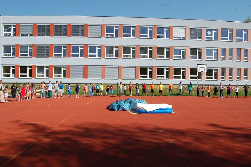 Patnáctileté výročí partnerské spolupráce oslavili ZŠ praktická Domažlice a Schule am Regenbogen Cham záslužnou charitativní akcí.