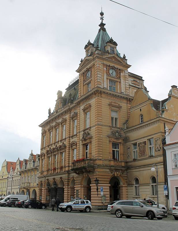 Věžní hodiny pro domažlickou radnici vyrobila v roce 1892 firma Ludvíka Hainze, od té doby se o jejich chod stále stará.