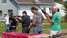 Otovští střelci pořádají tradičně závody ve střelbě ze vzduchovky. Účastní se jich i Vlastimil Mazza (druhý zleva).