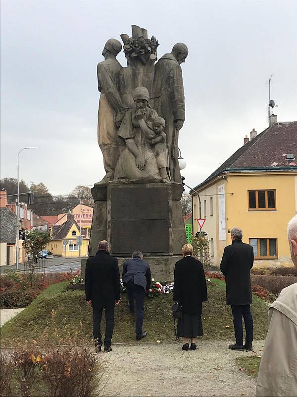 Z piety a uctění památky u pomníku Svobody v Domažlicích.