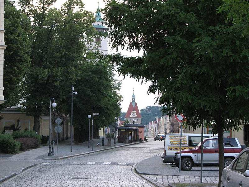 Vidíte přes náměstí až k bráně, ale značka parkoviště, které máte před nosem, nikde.